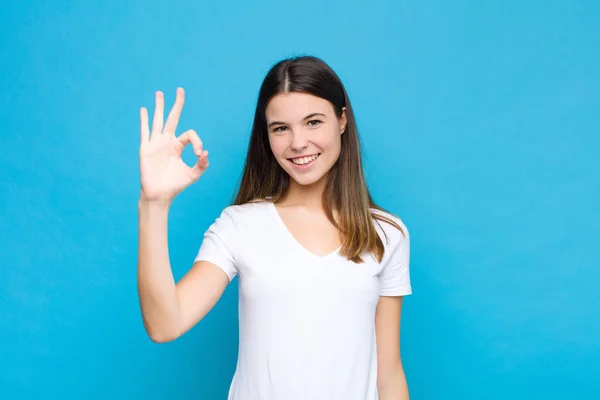 Joven Bonita Mujer Sintiéndose Feliz Relajado Satisfecho Mostrando Aprobación Con — Foto de Stock