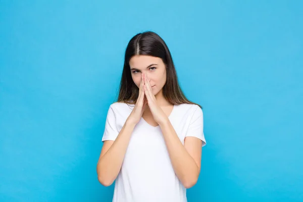 Giovane Bella Donna Sentendosi Preoccupata Fiduciosa Religiosa Pregando Fedelmente Con — Foto Stock