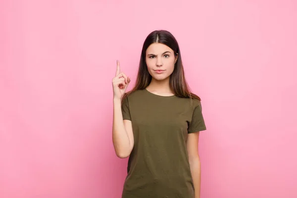 Junge Hübsche Frau Die Sich Wie Ein Genie Fühlt Und — Stockfoto