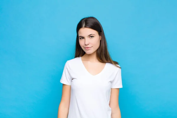 Young Pretty Woman Looking Proud Confident Cool Cheeky Arrogant Smiling — Stock Photo, Image