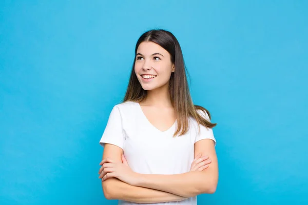 Jonge Mooie Vrouw Voelt Zich Gelukkig Trots Hoopvol Zich Afvragend — Stockfoto