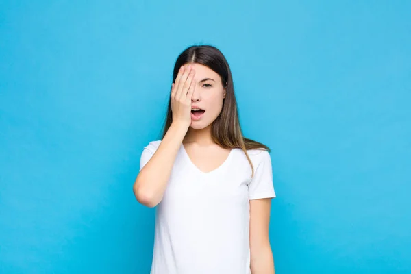 Ung Vacker Kvinna Ser Sömnig Uttråkad Och Gäspning Med Huvudvärk — Stockfoto