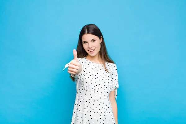 Jovem Mulher Bonita Sentindo Orgulhoso Despreocupado Confiante Feliz Sorrindo Positivamente — Fotografia de Stock