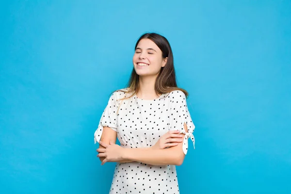 Jonge Mooie Vrouw Lachen Gelukkig Met Armen Gekruist Met Een — Stockfoto