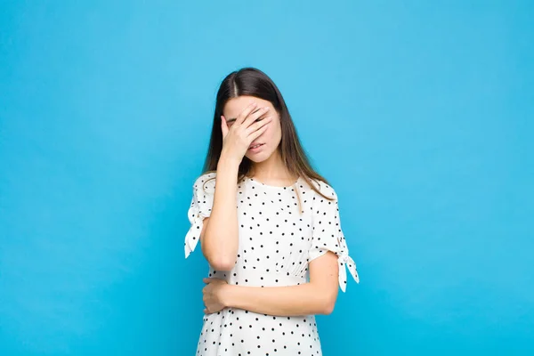 Joven Bonita Mujer Mirando Estresado Avergonzado Molesto Con Dolor Cabeza — Foto de Stock