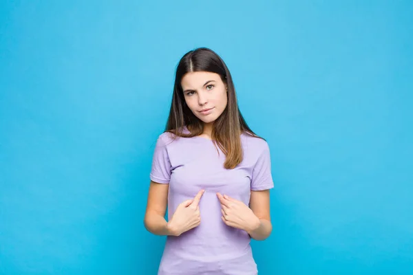 Joven Bonita Mujer Señalando Mismo Con Una Mirada Confusa Cuestionable — Foto de Stock