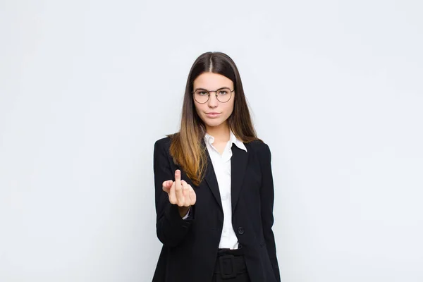 Jonge Zakenvrouw Gevoel Boos Geïrriteerd Opstandig Agressief Flip Middelvinger Vechten — Stockfoto