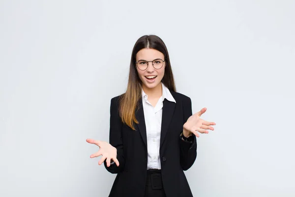 Młoda Bizneswoman Czuje Się Szczęśliwa Zdumiona Szczęśliwa Zaskoczona Jak Mówienie — Zdjęcie stockowe
