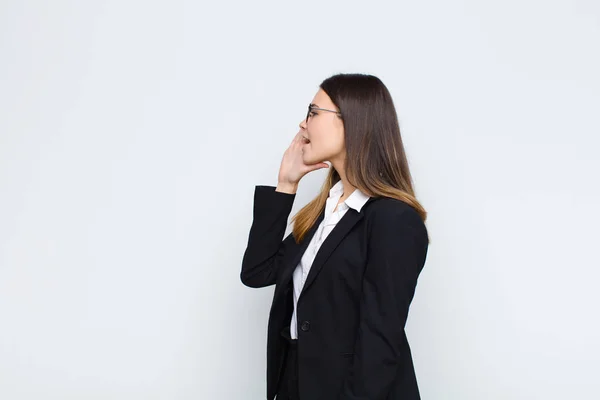 Vista Profilo Giovane Donna Affari Guardando Felice Eccitato Gridando Chiamando — Foto Stock