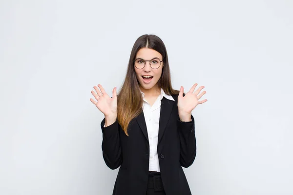 Ung Affärskvinna Ser Glad Och Upphetsad Chockad Med Oväntad Överraskning — Stockfoto