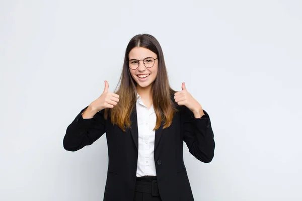 Joven Mujer Negocios Sonriendo Ampliamente Buscando Feliz Positivo Seguro Exitoso — Foto de Stock