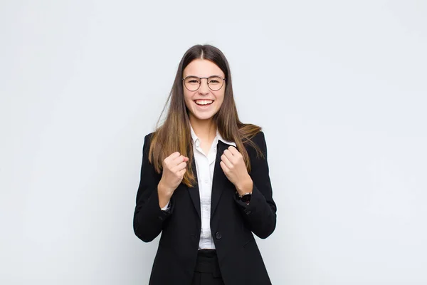 Joven Empresaria Gritando Triunfalmente Riendo Sintiéndose Feliz Emocionada Mientras Celebra — Foto de Stock