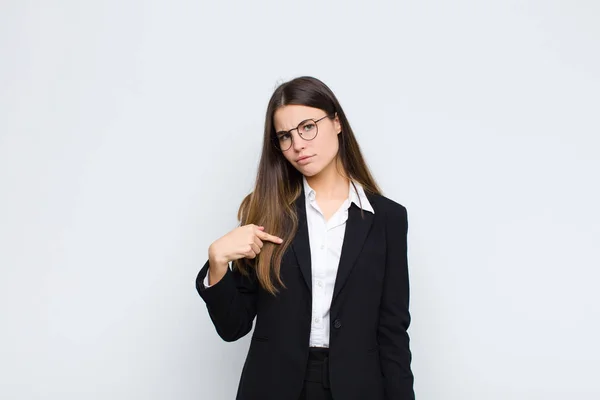 Jonge Zakenvrouw Voelt Zich Verward Verbaasd Onzeker Wijzend Naar Zichzelf — Stockfoto