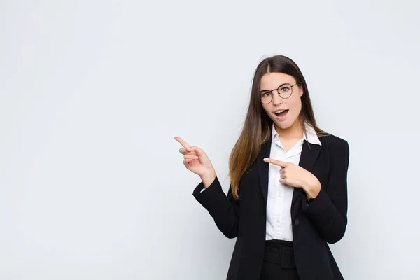 Ung Affärskvinna Känner Sig Glad Och Förvånad Ler Med Chockad — Stockfoto