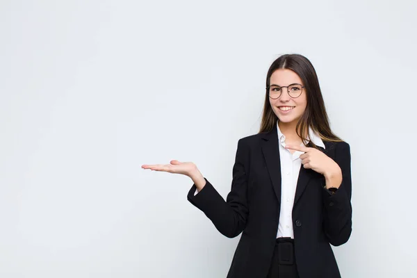 Jovem Empresária Sorrindo Alegremente Apontando Para Copiar Espaço Palma Mão — Fotografia de Stock