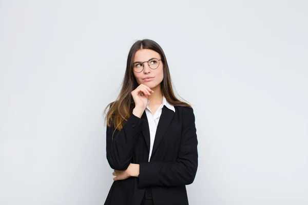 Junge Geschäftsfrau Die Nachdenklich Ist Sich Gedanken Macht Oder Sich — Stockfoto