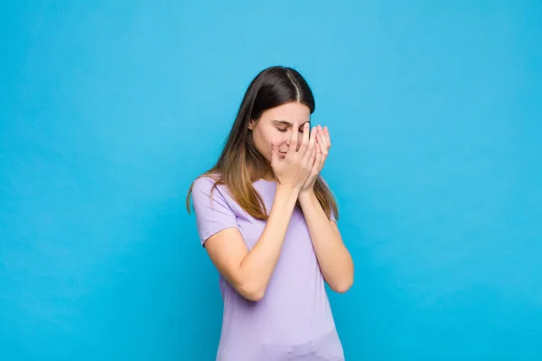 Jonge Mooie Vrouw Bedekken Ogen Met Handen Met Een Trieste — Stockfoto