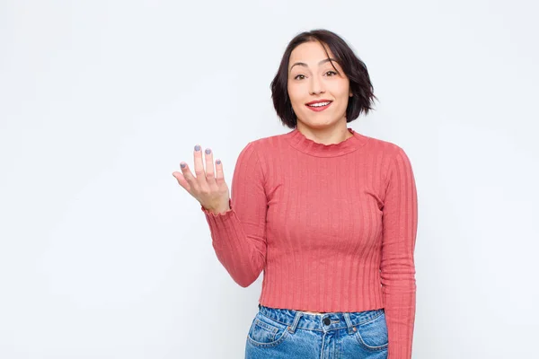 Junge Hübsche Frau Die Sich Glücklich Überrascht Und Fröhlich Fühlt — Stockfoto