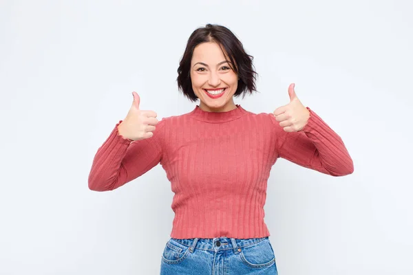 Joven Bonita Mujer Sonriendo Ampliamente Buscando Feliz Positivo Seguro Exitoso —  Fotos de Stock