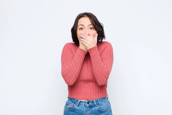 Jong Mooi Vrouw Bedekken Mond Met Handen Met Een Geschokt — Stockfoto