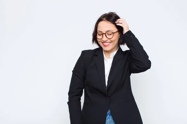 Joven Empresaria Sonriendo Alegre Casualmente Tomando Mano Cabeza Con Una — Foto de Stock