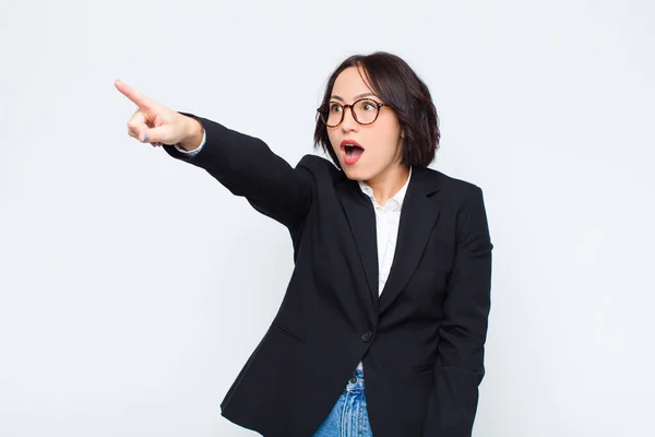 Young Businesswoman Feeling Shocked Surprised Pointing Looking Upwards Awe Amazed — Stock Photo, Image