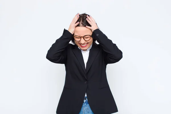 Jeune Femme Affaires Sentant Stressée Frustrée Levant Les Mains Face — Photo