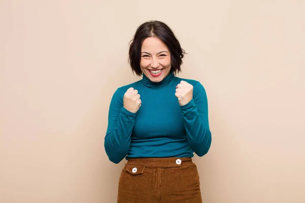 Ung Vacker Kvinna Skriker Triumferande Skrattar Och Känner Sig Glad — Stockfoto