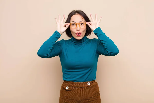 Young Pretty Woman Feeling Shocked Amazed Surprised Holding Glasses Astonished — Stock Photo, Image