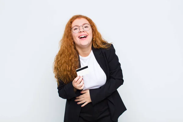 Kızıl Saçlı Genç Bir Kadın Komik Bir Şakaya Yüksek Sesle — Stok fotoğraf