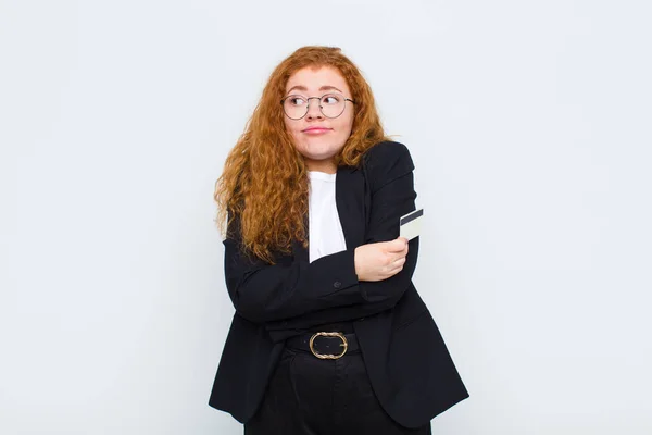 Junge Frau Mit Rotem Kopf Zuckt Mit Den Schultern Fühlt — Stockfoto