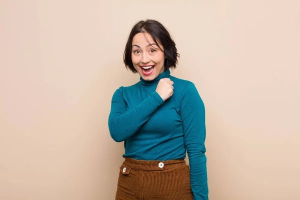 Jovem Mulher Bonita Sentindo Feliz Positiva Bem Sucedida Motivada Enfrentar — Fotografia de Stock