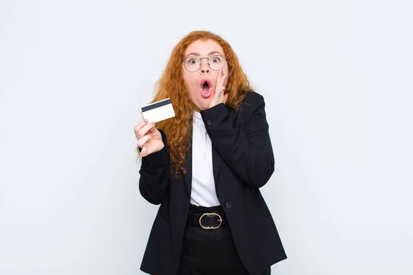 Rött Huvud Ung Kvinna Känsla Chockad Och Rädd Ser Skräckslagen — Stockfoto