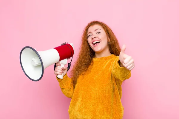 Junge Frau Mit Rotem Kopf Die Stolz Unbeschwert Selbstbewusst Und — Stockfoto