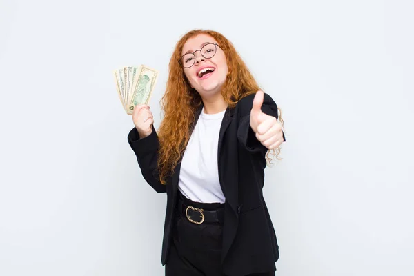 Rossa Testa Giovane Donna Sentirsi Orgogliosa Spensierata Fiduciosa Felice Sorridendo — Foto Stock