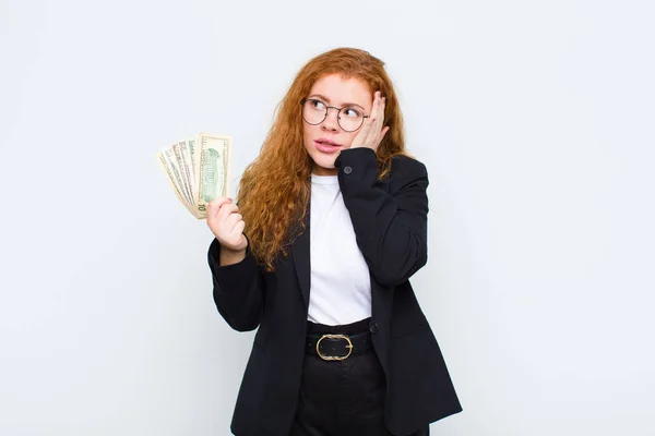 Testa Rossa Giovane Donna Sente Annoiato Frustrato Assonnato Dopo Compito — Foto Stock