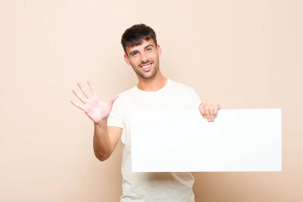 Jovem Bonito Homem Sorrindo Olhando Amigável Mostrando Número Cinco Quinto — Fotografia de Stock