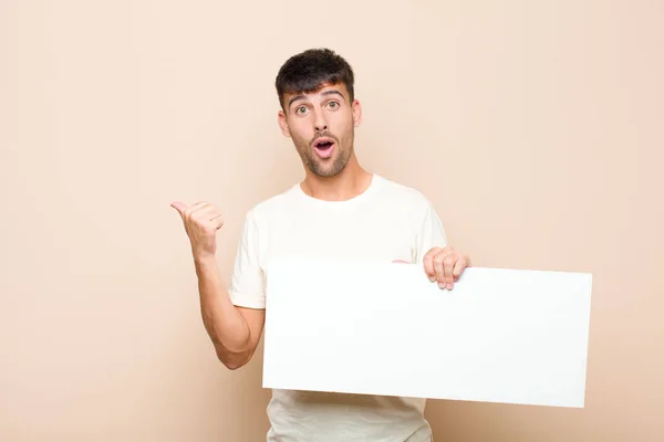 Young Handsome Man Looking Astonished Disbelief Pointing Object Side Saying — Stockfoto