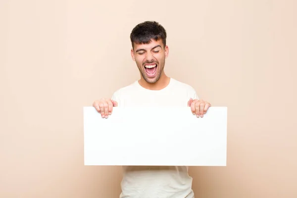 Joven Hombre Guapo Gritando Agresivamente Mirando Muy Enojado Frustrado Indignado —  Fotos de Stock