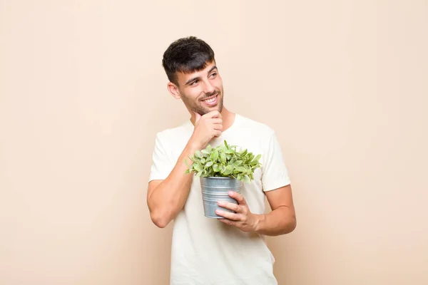 Joven Hombre Guapo Sonriendo Con Una Expresión Feliz Segura Con —  Fotos de Stock