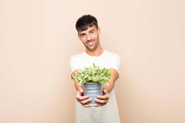 Jonge Knappe Man Lachend Gelukkig Met Vriendelijke Zelfverzekerde Positieve Blik — Stockfoto