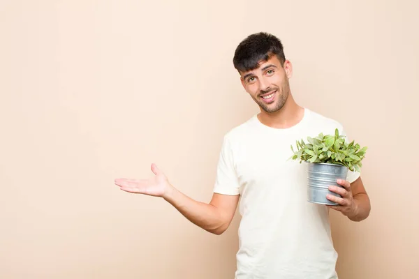 Ung Stilig Man Ler Glatt Känner Sig Glad Och Visar — Stockfoto