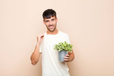 Genç yakışıklı, kibirli, başarılı, pozitif ve gururlu görünüyor.