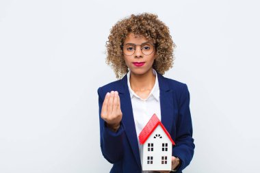 Genç Afrikalı Amerikalı kadın sana borcunu ödemeni söyleyerek kapiş ya da para hareketi yapıyor! ev modeliyle