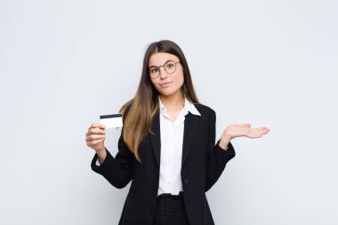 Genç, güzel bir kadın şaşkın ve kafası karışık, şüpheci, farklı seçenekleri tartıyor ya da seçiyor.