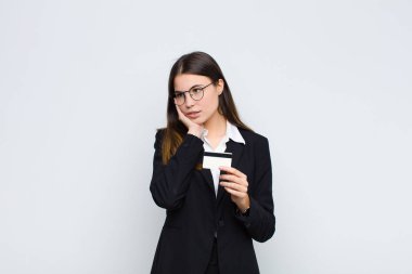 Genç, güzel bir kadın yorgun, sıkıcı ve sıkıcı bir işin ardından sıkılmış, hayal kırıklığına uğramış ve uykulu hissediyor. Kredi kartıyla el ele tutuşuyor.