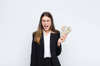 Genç ve güzel bir kadın agresif bir şekilde bağırıyor, sinirli, sinirli, öfkeli ya da sinirli görünüyor, hayır diye bağırıyor.