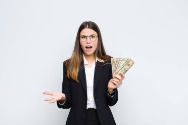 Genç ve güzel bir kadın ağzı açık ve şaşırmış, şok olmuş ve hayrete düşmüş.