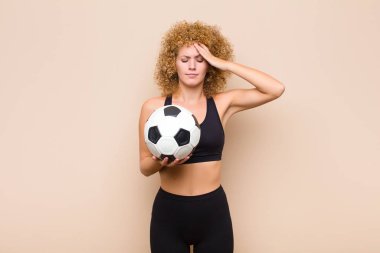 Genç afro kadın konsantre, düşünceli ve ilham verici görünüyor, beyin fırtınası yapıyor ve alnındaki spor kavramını hayal ediyor.