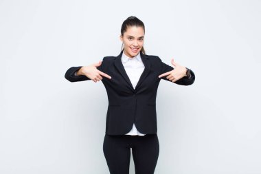 Genç, güzel bir kadın gururlu, kibirli, mutlu, şaşırmış ve tatmin olmuş görünüyor, kendini göstererek, kazanan bir iş konsepti gibi hissediyor.